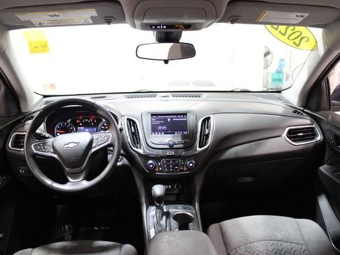 Used 2022 Chevrolet Equinox LT image 2