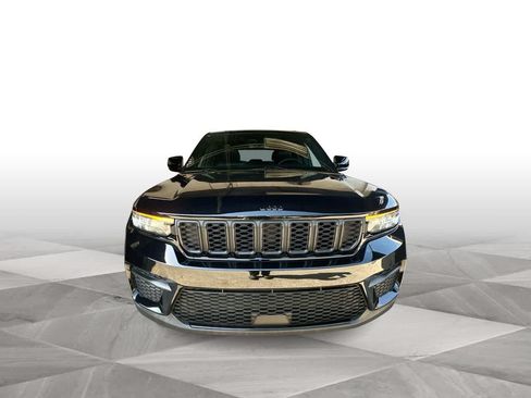 Used 2023 Jeep Grand Cherokee Altitude AWD/4WD image 3