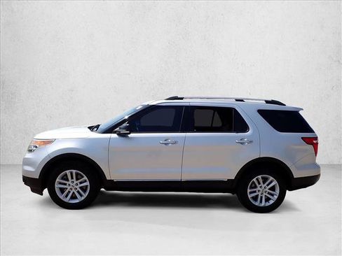 Used 2015 Ford Explorer XLT w/ Equipment Group 202B FWD image 2