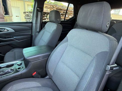 Used 2023 Chevrolet Traverse LT FWD image 4
