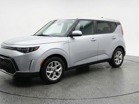 Used 2025 Kia Soul LX w/ LX Technology Package image 3