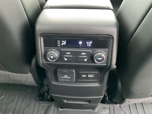 Used 2022 GMC Acadia SLT w/ Technology Package image 23