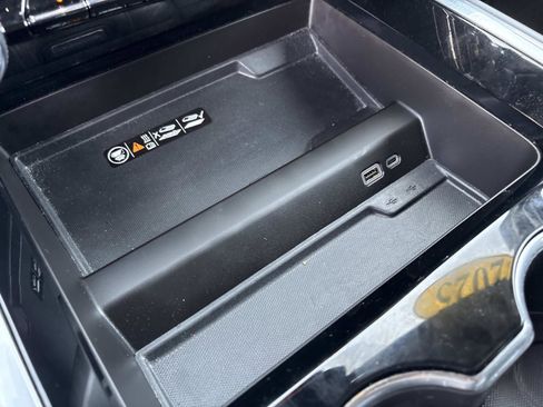 Used 2025 Chevrolet Suburban Premier image 26