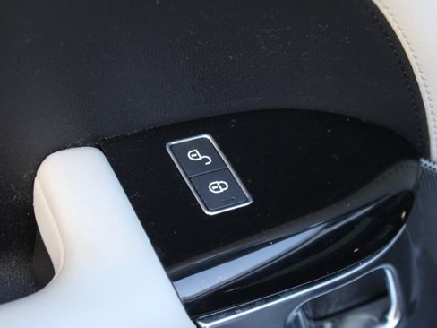 Used 2016 Land Rover Range Rover Sport HSE image 37