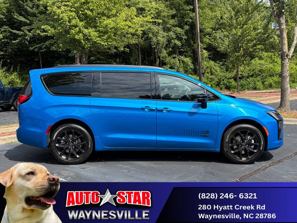 New 2027 Chrysler Pacifica Select AWD/4WD image 2