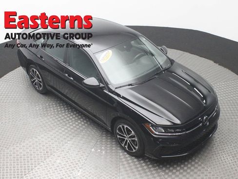 Used 2025 Volkswagen Jetta Sport FWD image 3