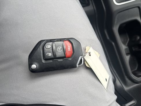 Used 2021 Jeep Gladiator Willys image 31