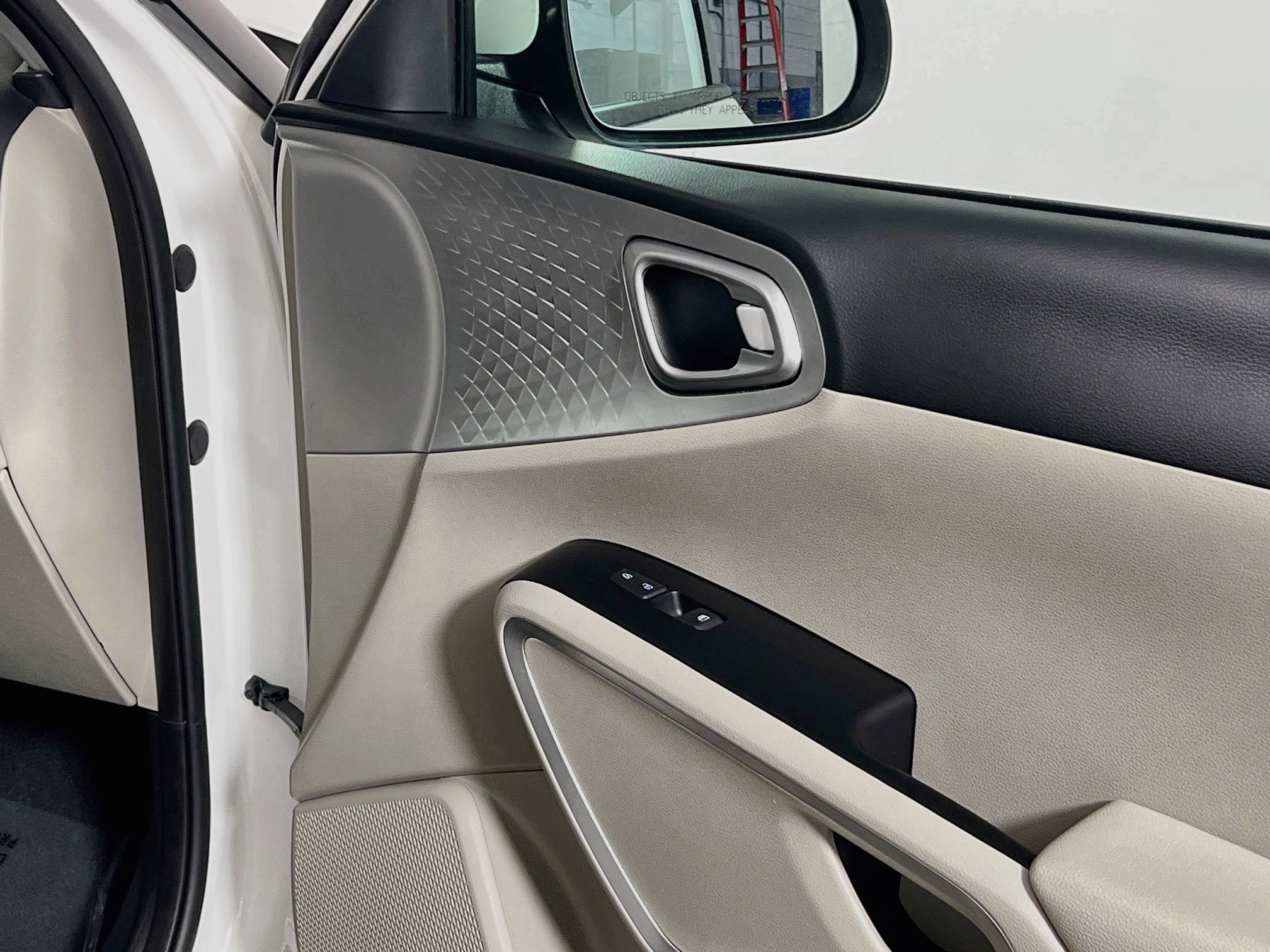 Used 2025 Kia Soul LX w/ LX Technology Package FWD image 32