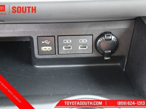 Used 2022 Toyota Highlander XLE AWD/4WD image 18