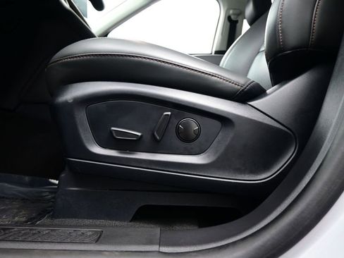 Used 2025 Ford Explorer Active w/ Active Comfort Package RWD image 17