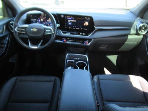 Used 2025 Chevrolet Equinox LT w/ Convenience Package II image 11