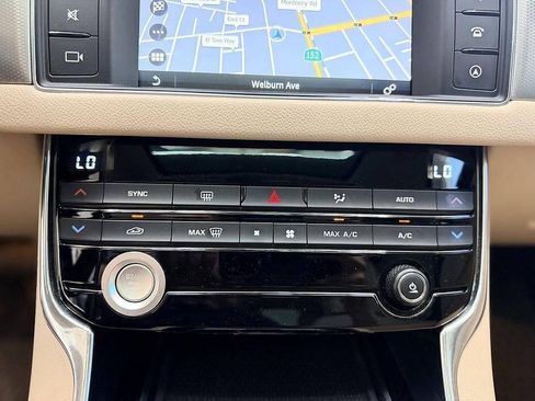 Used 2016 Jaguar XF Premium RWD image 14