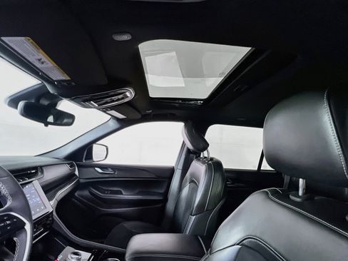 Used 2023 Jeep Grand Cherokee Altitude AWD/4WD image 21