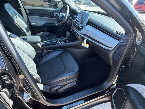 Used 2025 Jeep Compass Latitude image 19