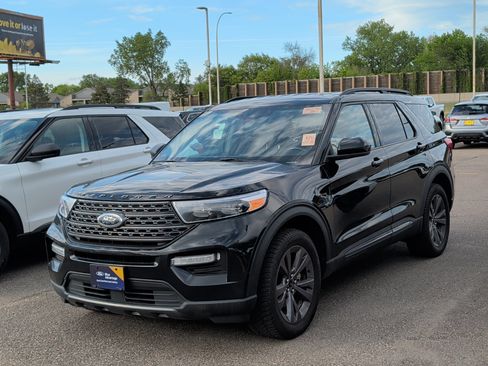 Used 2023 Ford Explorer XLT w/ XLT Sport Appearance Package AWD/4WD image 2
