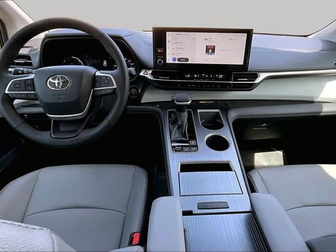 Used 2026 Toyota Sienna XLE FWD image 15