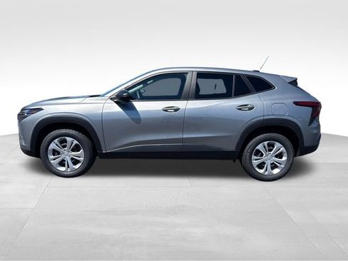 Used 2024 Chevrolet Trax LS FWD image 2
