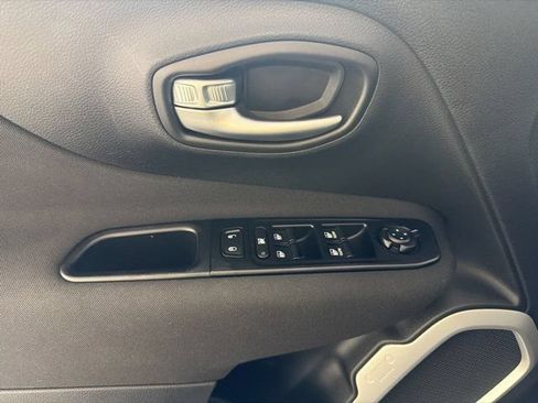 Used 2021 Jeep Renegade Latitude w/ Convenience Group AWD/4WD image 12