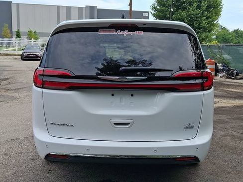 Used 2023 Chrysler Pacifica Touring-L AWD/4WD image 5