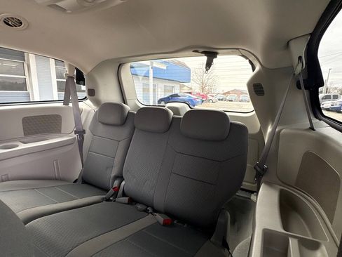 Used 2010 Chrysler Town & Country Touring image 11