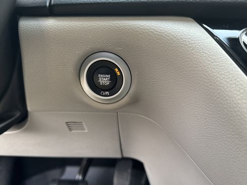 Used 2023 Chrysler Pacifica Touring-L image 28