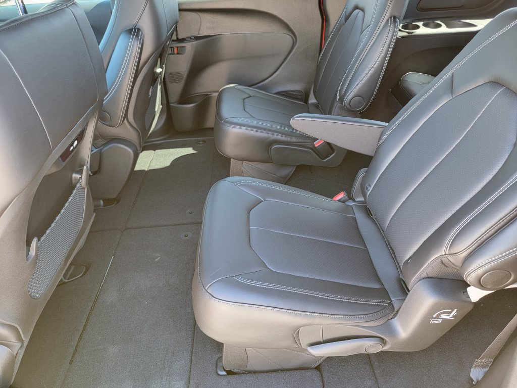 New 2026 Chrysler Pacifica Select FWD image 10