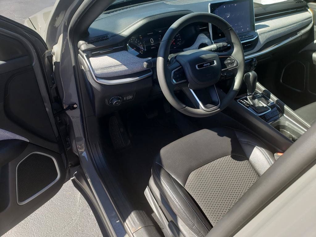 Used 2024 Jeep Compass Latitude AWD/4WD image 11