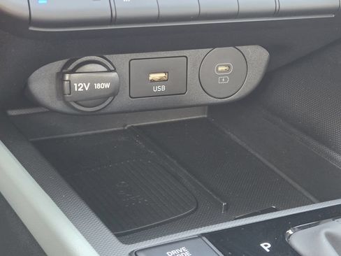 Used 2025 Hyundai Elantra Limited FWD image 4