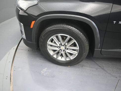 Used 2023 Chevrolet Traverse LT FWD image 9