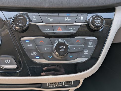 Used 2023 Chrysler Pacifica Touring-L FWD image 24