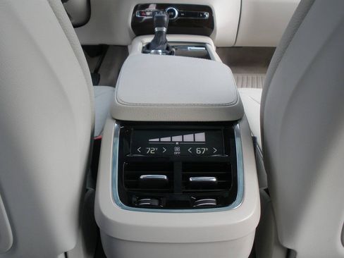 Used 2016 Volvo XC90 T6 Momentum w/ Momentum Plus Package AWD/4WD image 38