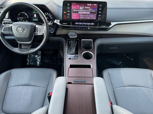 Certified 2023 Toyota Sienna XLE image 17
