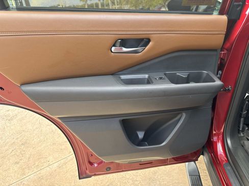 Used 2023 Nissan Pathfinder Platinum image 12