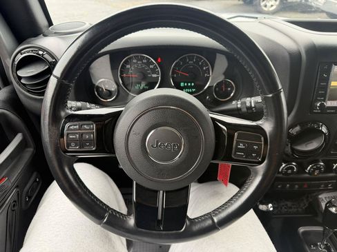 Used 2015 Jeep Wrangler Unlimited Sahara AWD/4WD image 14