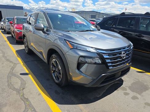 Used 2025 Nissan Rogue SV AWD/4WD image 2