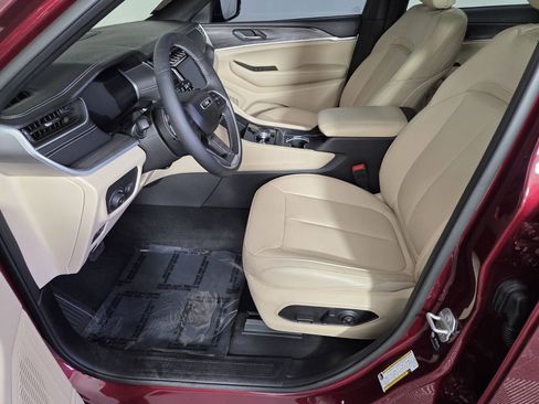 Certified 2025 Jeep Grand Cherokee L Limited w/ Trailer Tow Package image 11