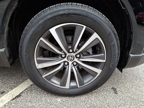 Used 2022 Toyota Venza LE image 8