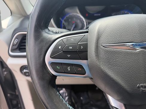 Used 2021 Chrysler Pacifica Touring-L FWD image 22