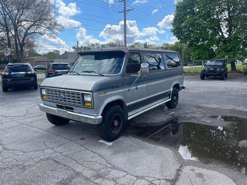 Used 1989 Ford E-250 and Econoline 250 Club Wagon RWD image 1