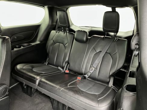 Used 2025 Chrysler Pacifica Select FWD image 13