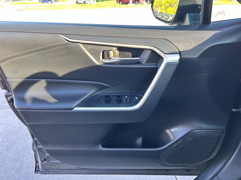 Used 2021 Toyota RAV4 XLE AWD/4WD image 9