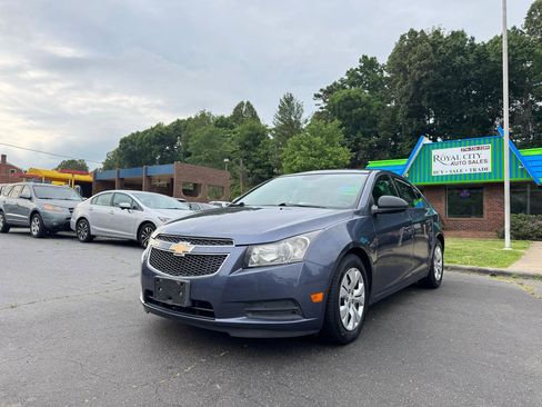 Used 2014 Chevrolet Cruze LS FWD image 1