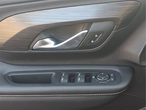 Used 2024 GMC Terrain SLE w/ Driver Convenience Package image 17