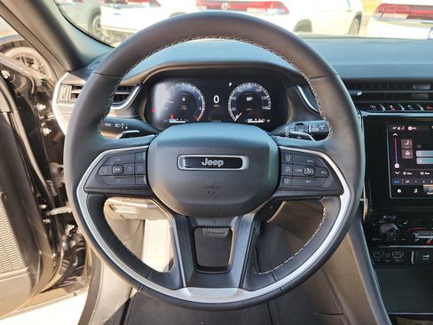 Used 2025 Jeep Grand Cherokee Altitude AWD/4WD image 16
