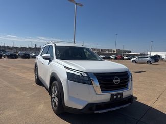 Certified 2025 Nissan Pathfinder SL video 2