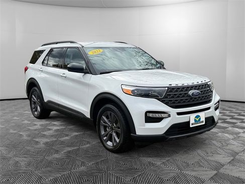 Used 2022 Ford Explorer XLT w/ Equipment Group 202A image 7
