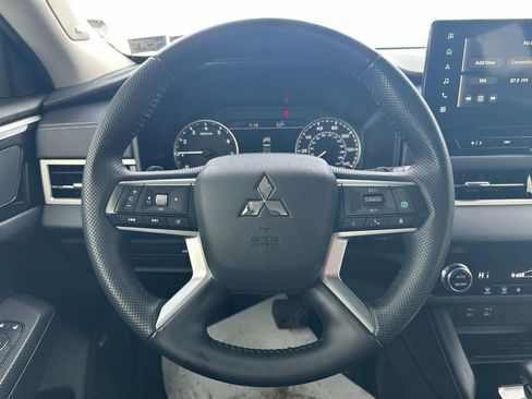Used 2025 Mitsubishi Outlander SE image 22