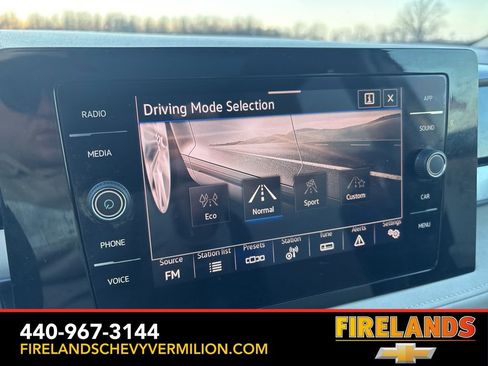 Used 2025 Volkswagen Taos SE image 4