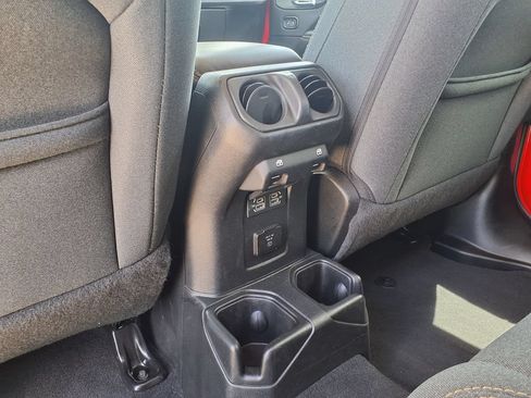 Used 2025 Jeep Wrangler Unlimited Sahara AWD/4WD image 19