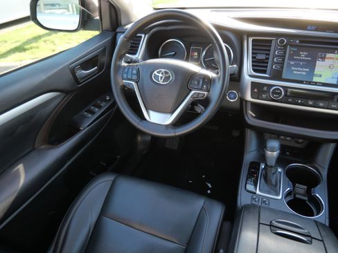 Certified 2019 Toyota Highlander XLE AWD/4WD image 10
